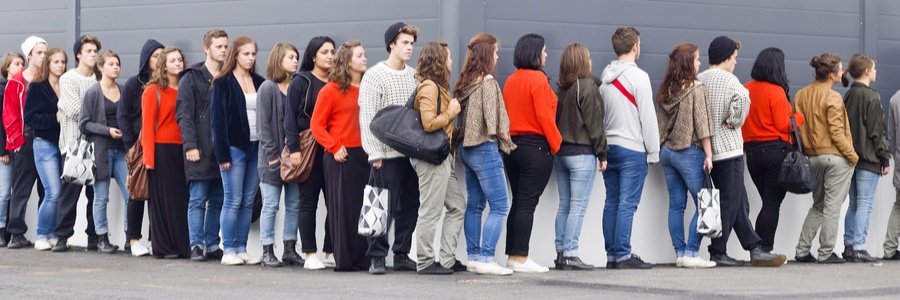 В первую очередь со стороны. Очередь из людей в парке. Очередь из рекламодателей. Очередь из довольных клиентов. Очередь длинная на белом фоне.